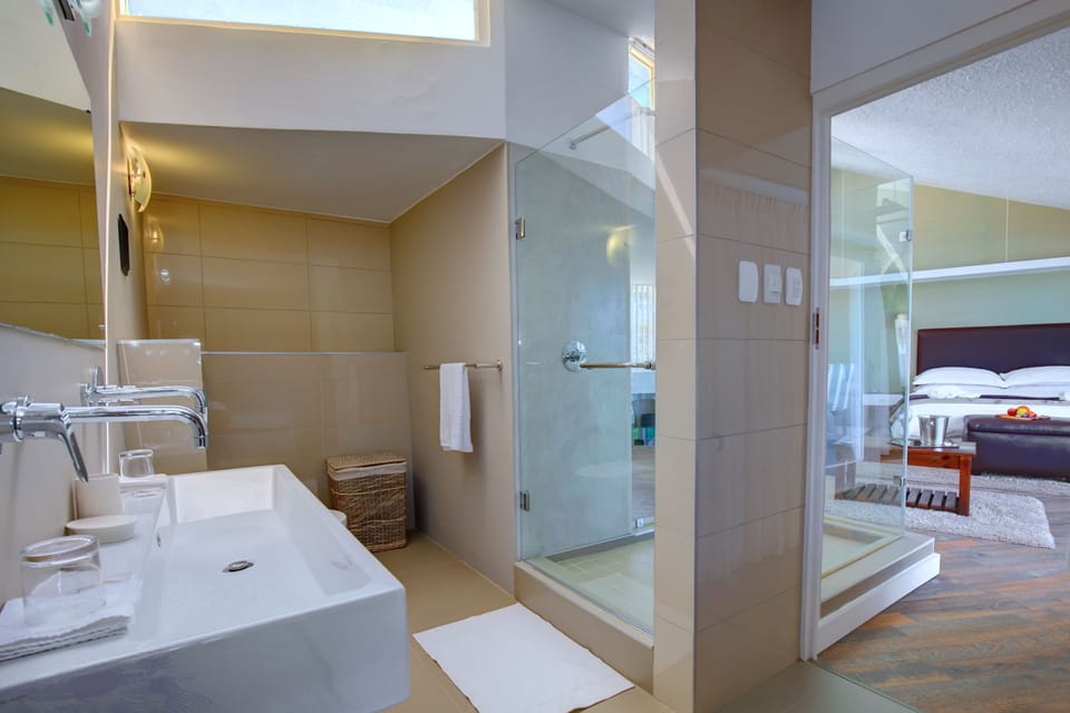 Room 5  | Bathroom | Separate tub and shower, deep soaking tub, free toiletries, hair dryer