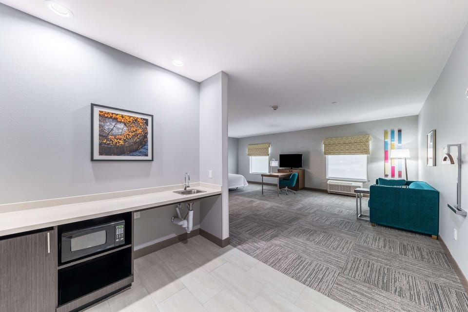 Studio, 1 King Bed, Accessible (Roll-In Shower) | In-room safe, desk, iron/ironing board, cribs/infant beds