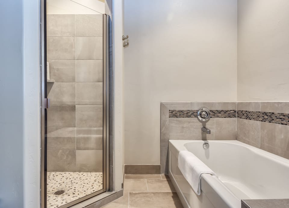 Deep soaking bathtub