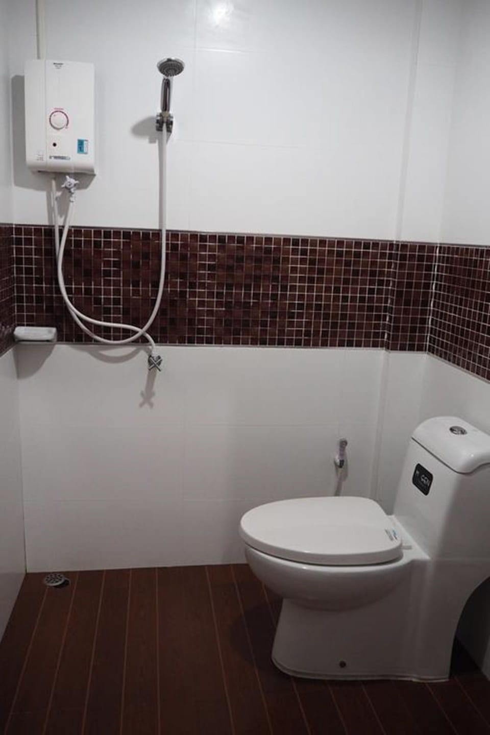 Shower, free toiletries, towels