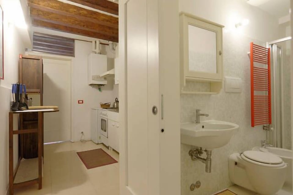 Apartment, 1 Bedroom | Bathroom | Shower, hair dryer, bidet, towels