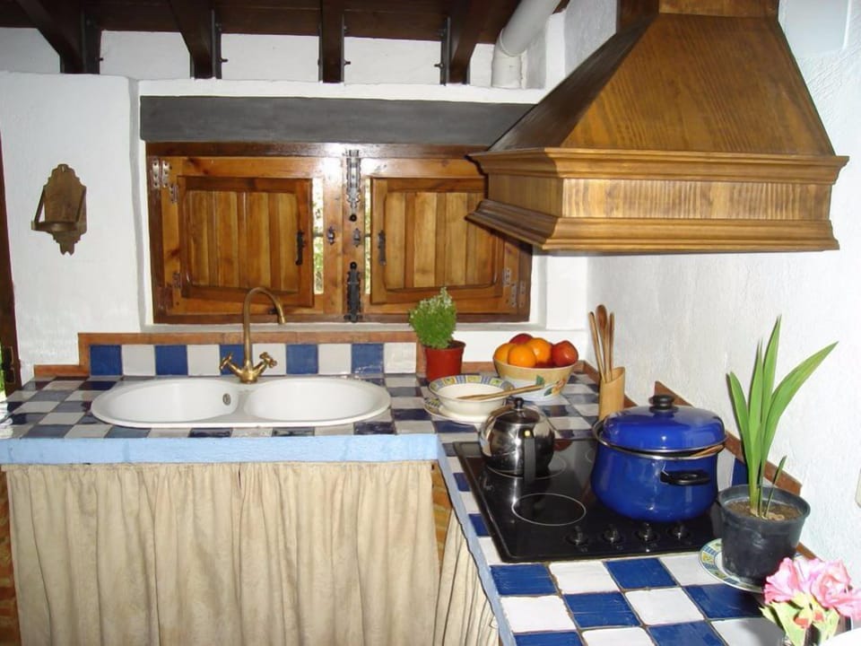 House, 3 Bedrooms, Private Pool (Molino) | Private kitchen | Full-size fridge, microwave, oven, stovetop