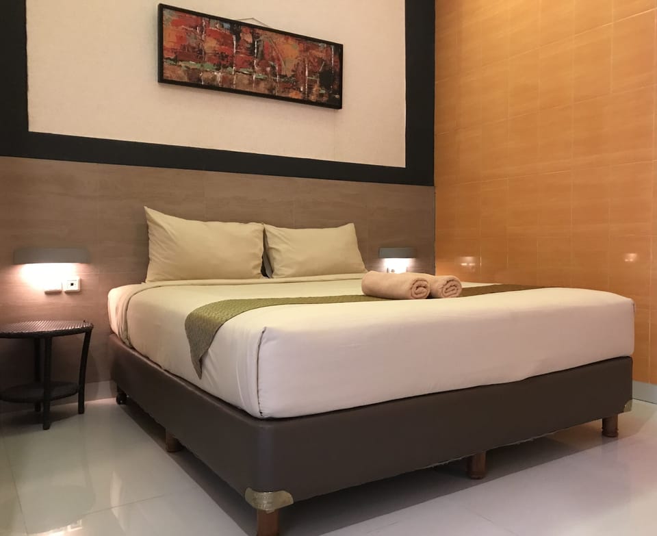 Deluxe Double Room | Desk