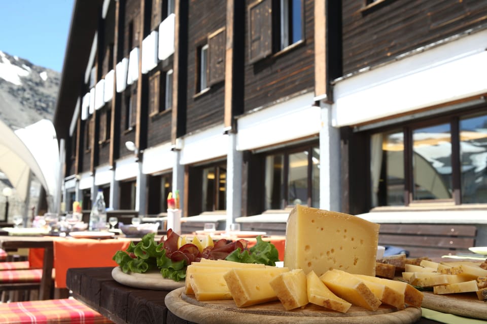 Breakfast, lunch, dinner served; Italian cuisine 