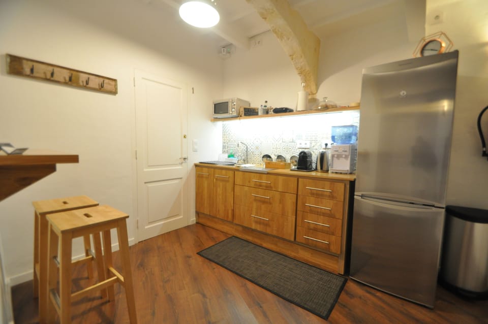 Shared fridge, shared microwave, toaster, cookware/dishes/utensils