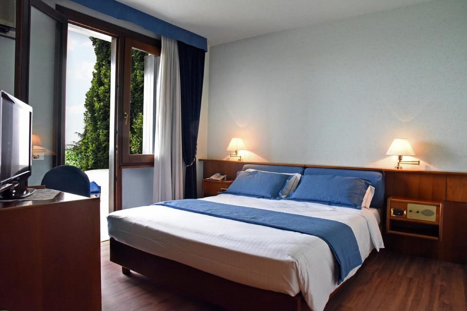 Frette Italian sheets, premium bedding, down comforters, minibar