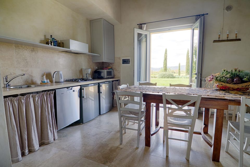 Apartment, Ensuite, Garden View (Nero) | Shared kitchen | Highchair