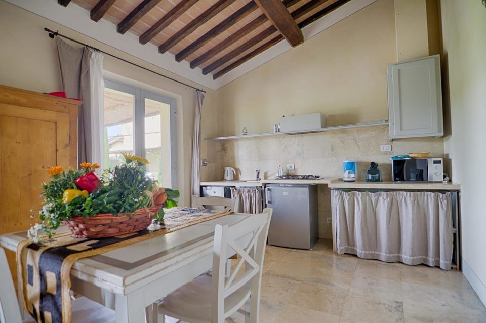 Deluxe Condo, Ensuite (Casetta/Dependance) | Shared kitchen | Highchair