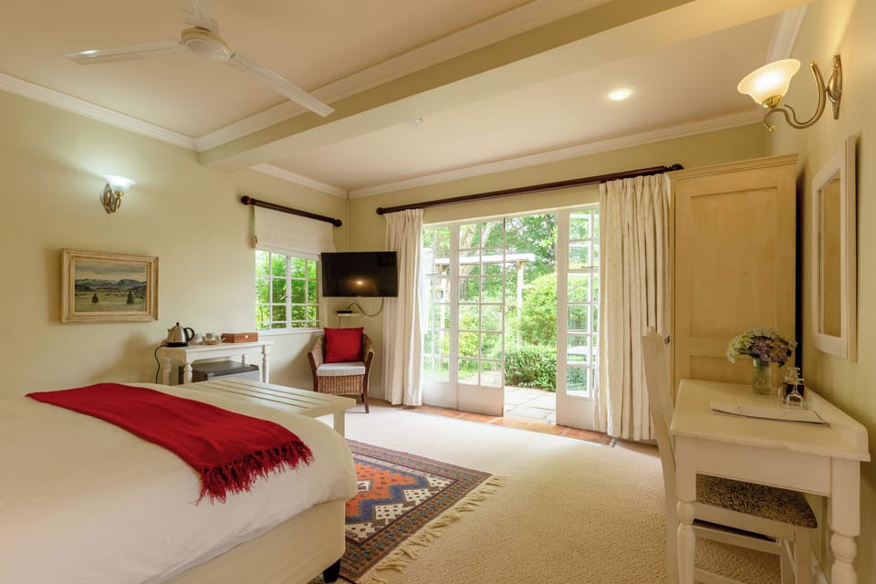 Deluxe Double Room, 1 King Bed | Premium bedding, in-room safe, individually furnished, soundproofing