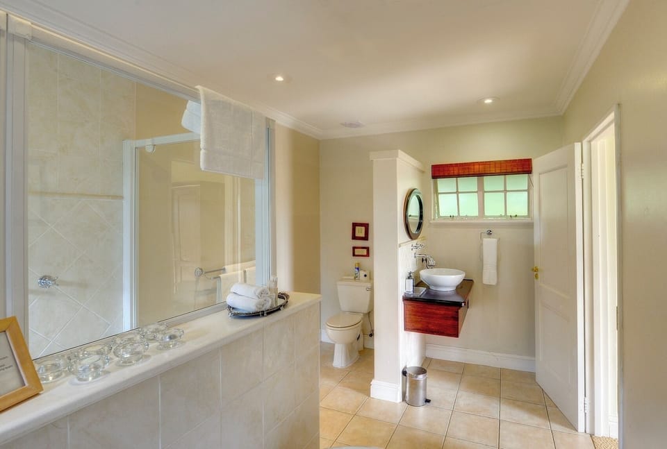 Honeymoon Suite, 1 King Bed | Bathroom | Free toiletries, hair dryer, towels