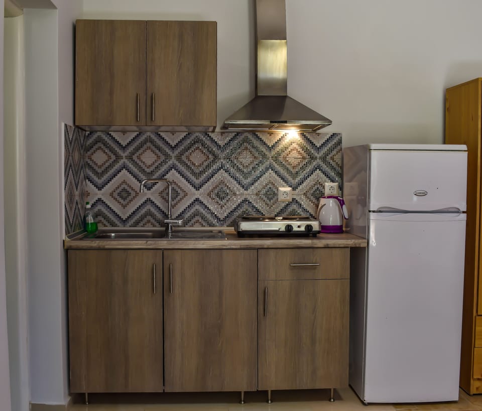 Fridge, espresso maker, coffee/tea maker, electric kettle