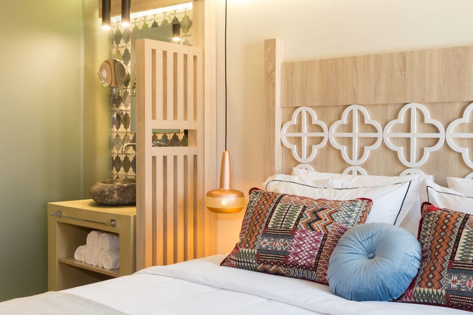 Deluxe Suite | Minibar, in-room safe, desk, blackout drapes