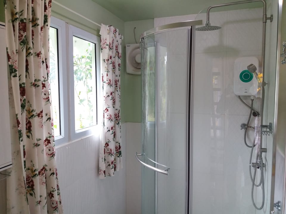 Iris House  | Bathroom | Shower, free toiletries, hair dryer, slippers