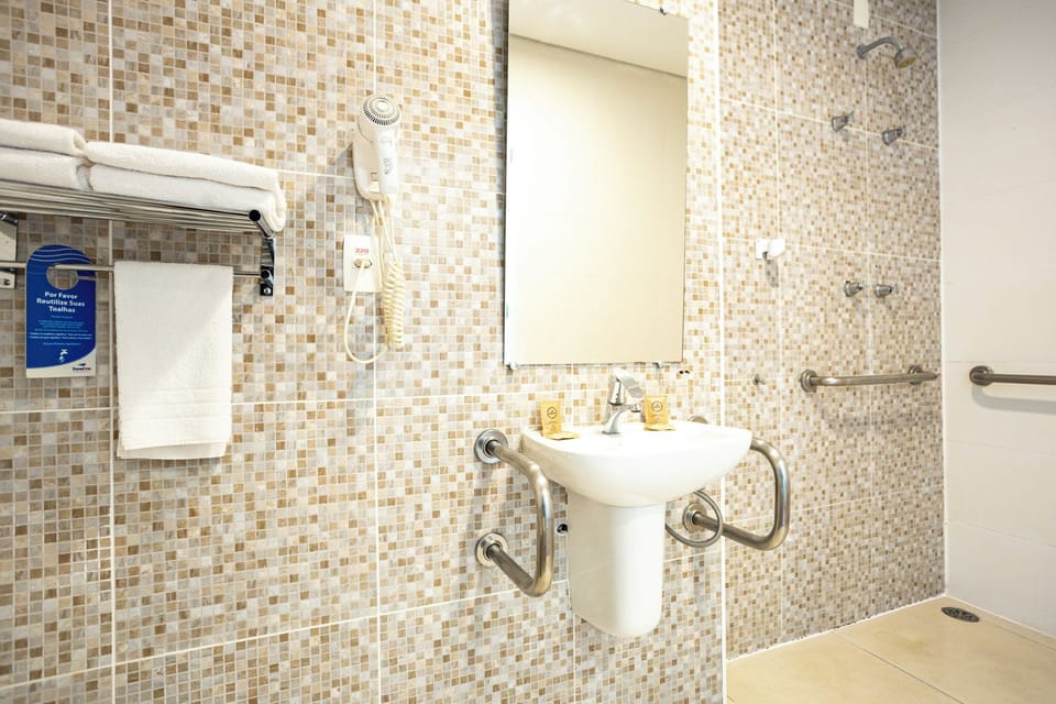 Economy Twin Room, 2 Twin Beds | Bathroom | Shower, free toiletries, hair dryer, towels