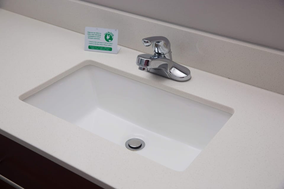 Jetted tub, free toiletries, hair dryer, towels