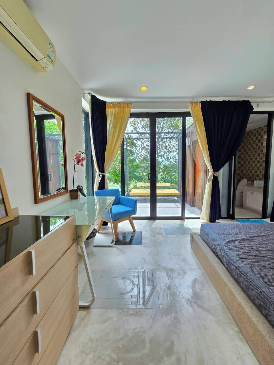 Modern Love Room | Blackout drapes, bed sheets