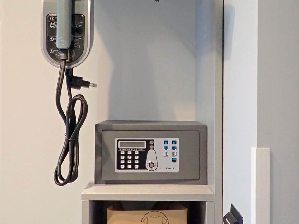 In-room safe, soundproofing, iron/ironing board, free WiFi