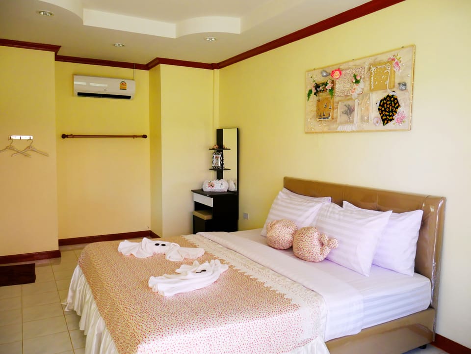 Standard Double Room | Living area | 32-inch LCD TV with satellite channels, TV