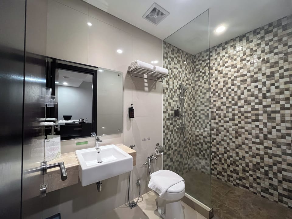 Standard Room, 2 Twin Beds | Bathroom | Shower, free toiletries, slippers, bidet