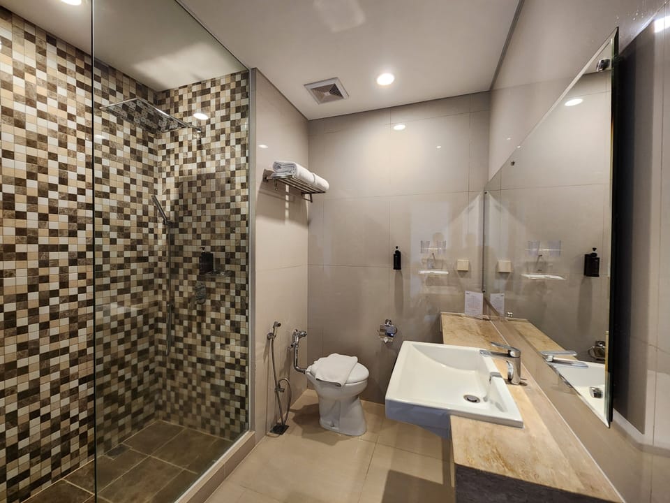 Deluxe Room, 1 King Bed | Bathroom | Shower, free toiletries, slippers, bidet