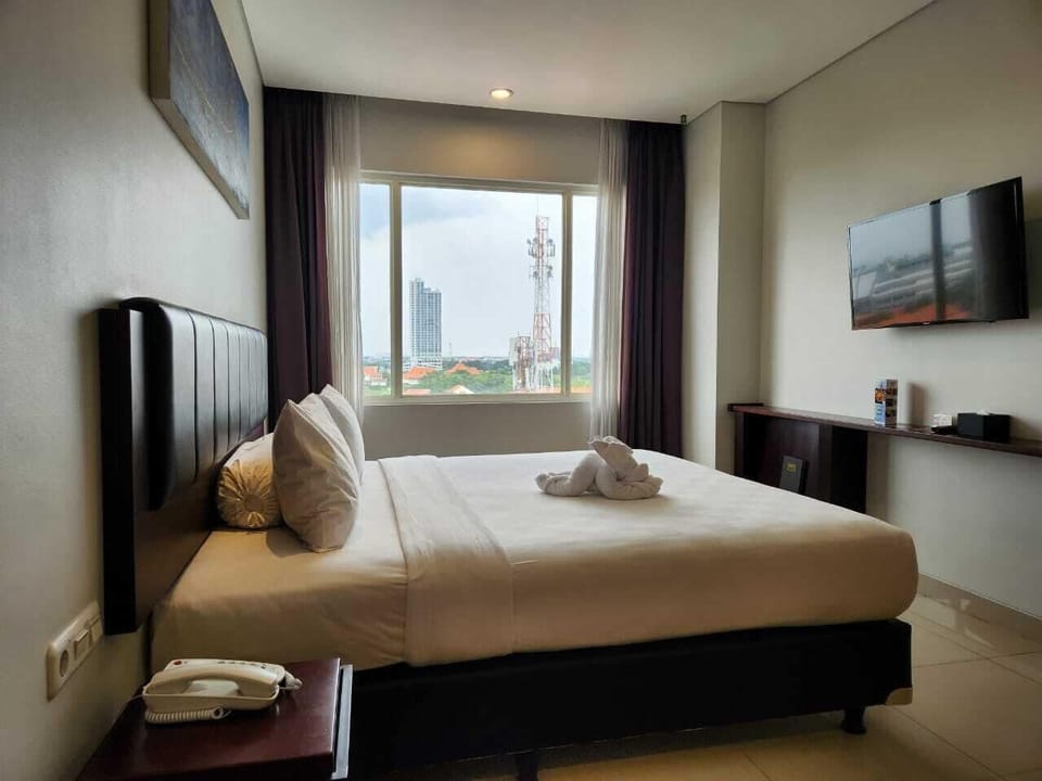 Superior King Room | In-room safe, desk, laptop workspace, blackout drapes