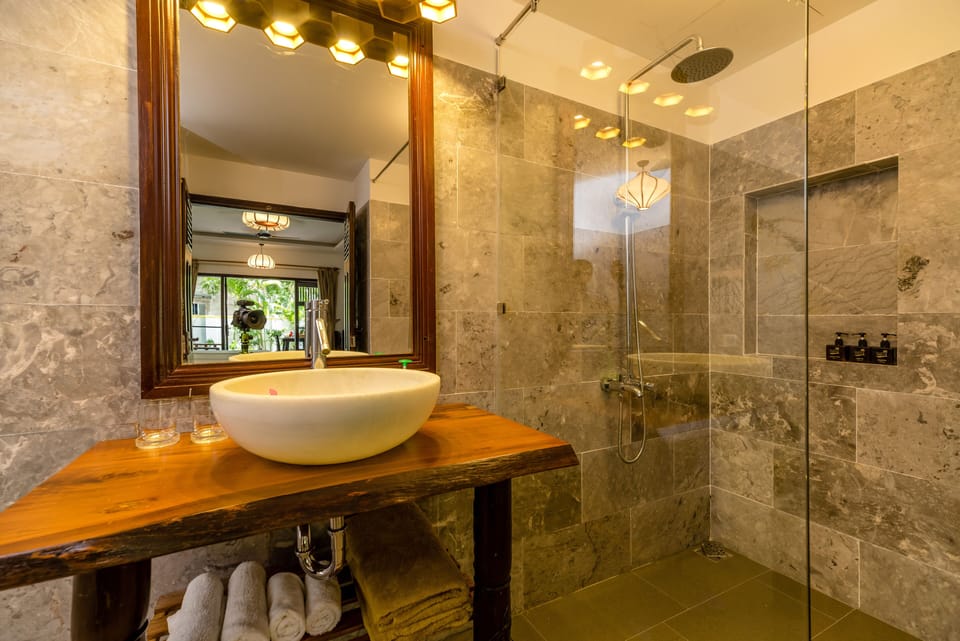 Shower, hydromassage showerhead, free toiletries, hair dryer