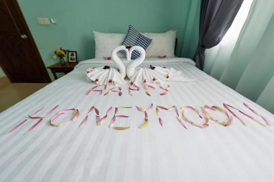 Minibar, desk, free WiFi, bed sheets
