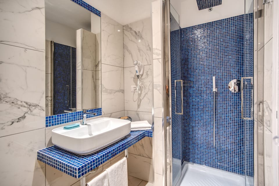 Junior Suite | Bathroom | Shower, rainfall showerhead, free toiletries, hair dryer
