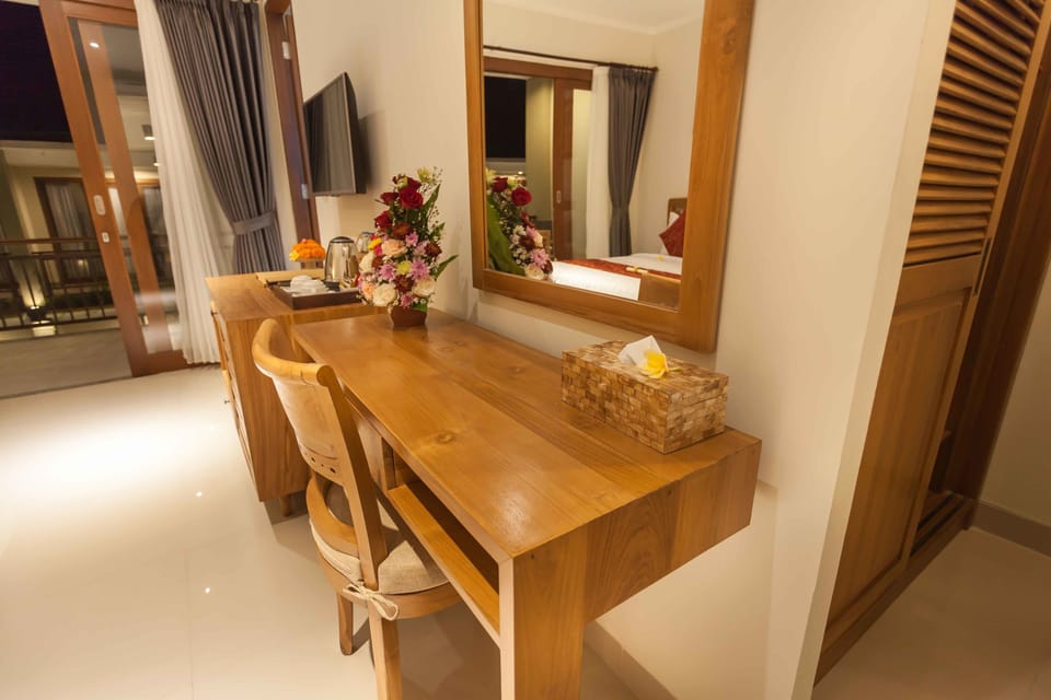 Family Room | Minibar, in-room safe, desk, blackout drapes