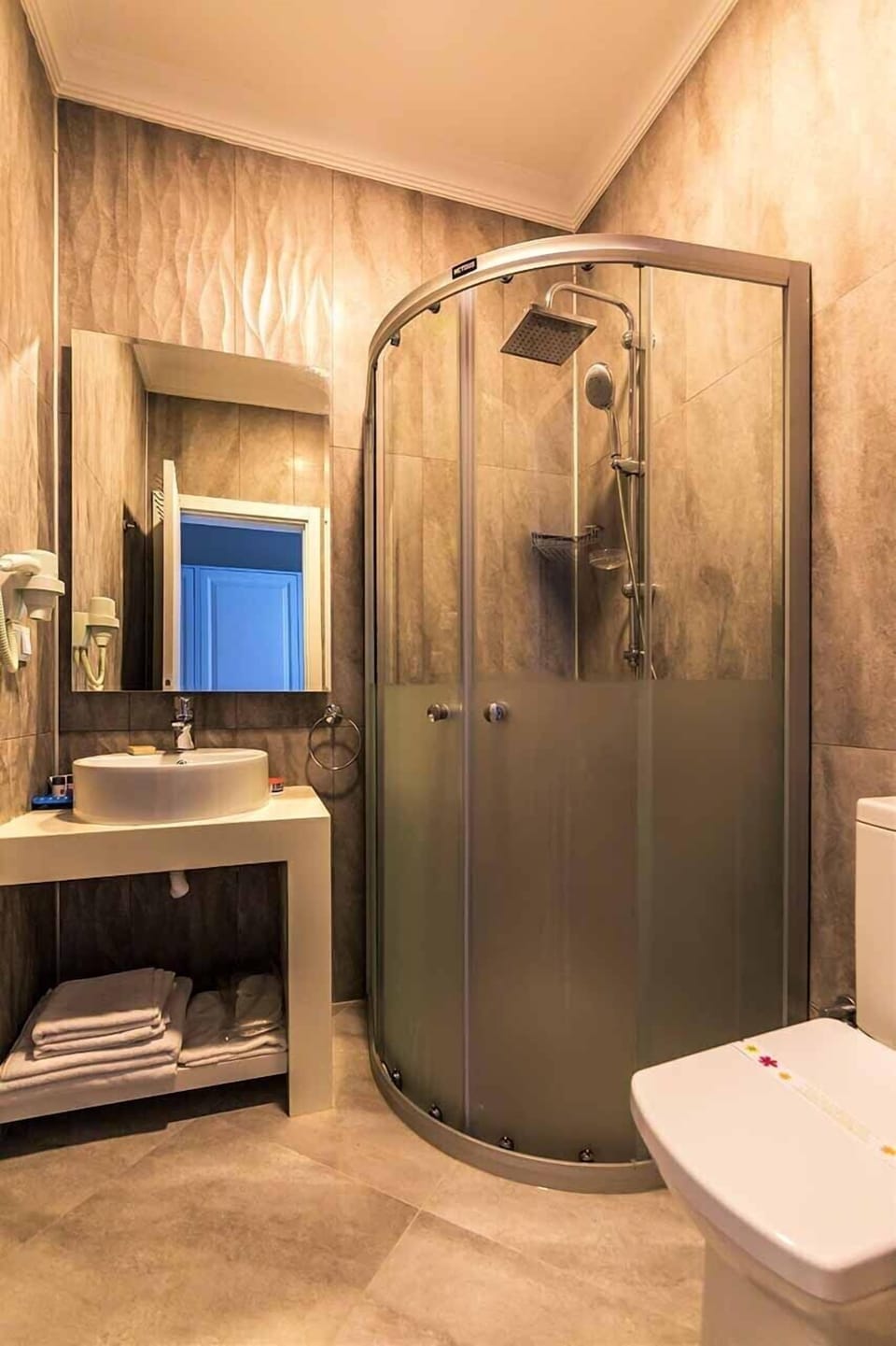Suite | Bathroom | Shower, free toiletries, hair dryer, slippers