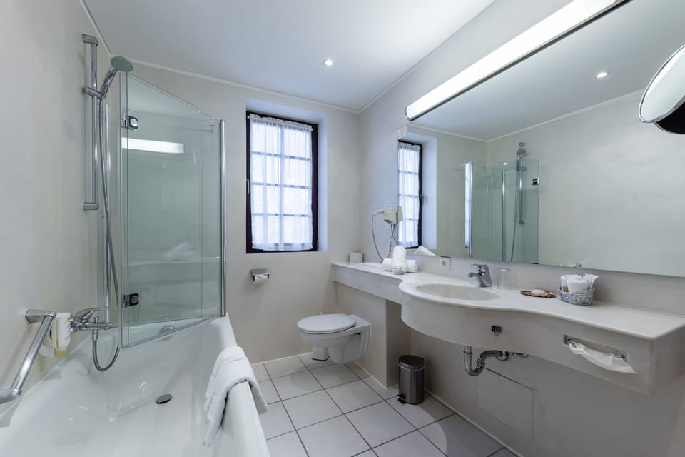 Basic Double Room | Bathroom | Shower, deep soaking tub, free toiletries, bathrobes