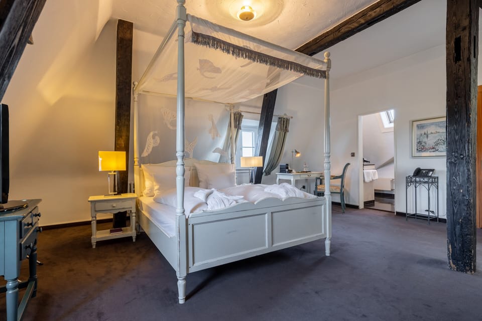 Suite | Hypo-allergenic bedding, down comforters, in-room safe, desk