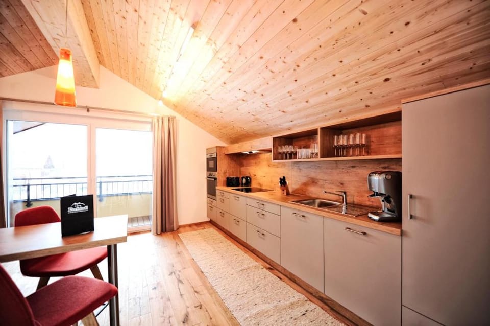 Penthouse Suite | In-room safe, desk, soundproofing, WiFi (free)