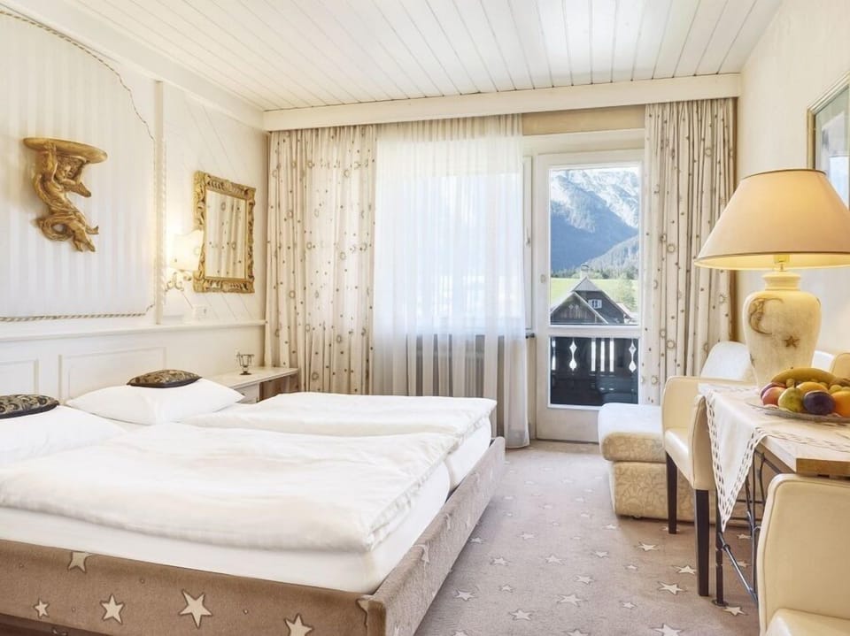 Double Room | Hypo-allergenic bedding available, in-room safe, desk, blackout drapes
