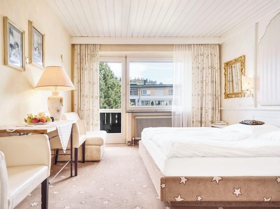 Double Room | Hypo-allergenic bedding available, in-room safe, desk, blackout drapes