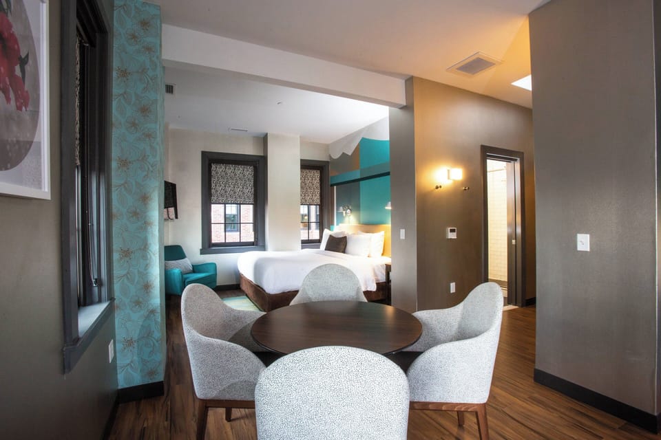 Studio Suite, 1 King Bed with Sofa bed | Desk, laptop workspace, soundproofing, iron/ironing board