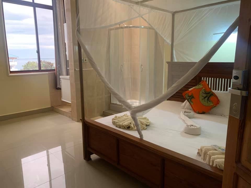 Economy Double Room, 1 King Bed, Terrace | Individually decorated, bed sheets