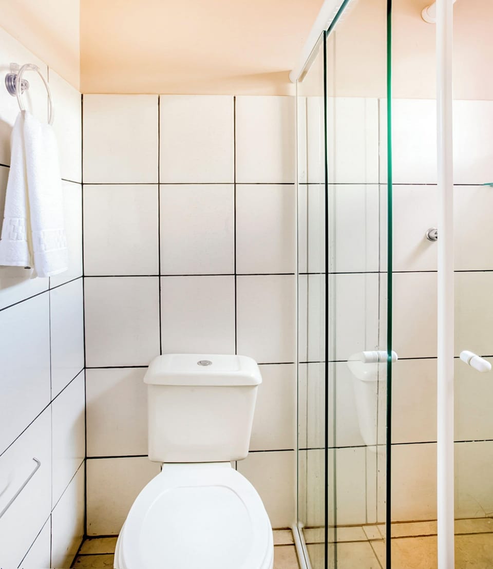 Double Room | Bathroom | Shower, free toiletries, hair dryer, towels