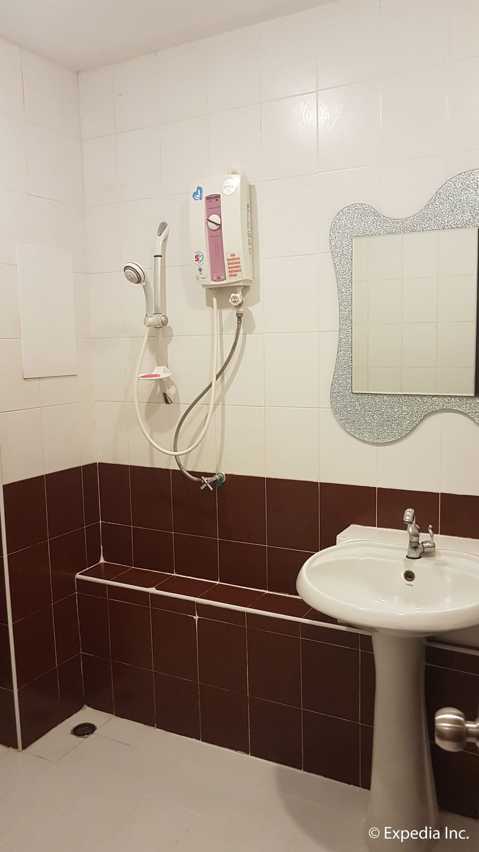Standard Double Room  | Bathroom | Combined shower/tub, free toiletries, bidet, towels