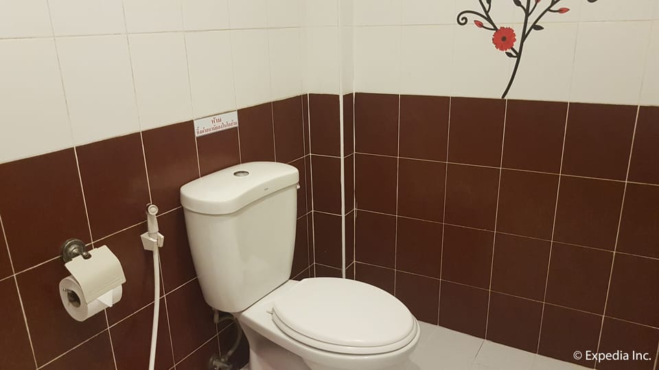 Standard Double Room  | Bathroom | Combined shower/tub, free toiletries, bidet, towels