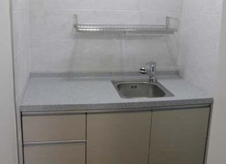 Room (Firefly) | Private kitchenette | Full-size fridge, microwave, stovetop, rice cooker