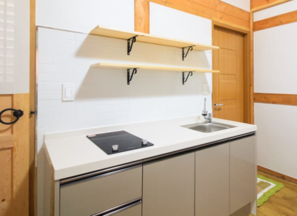 Room | Private kitchenette | Full-size fridge, microwave, stovetop, rice cooker