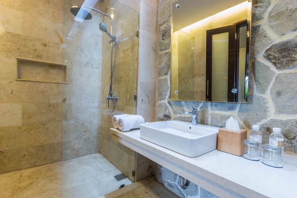 Shower, free toiletries, bathrobes, slippers