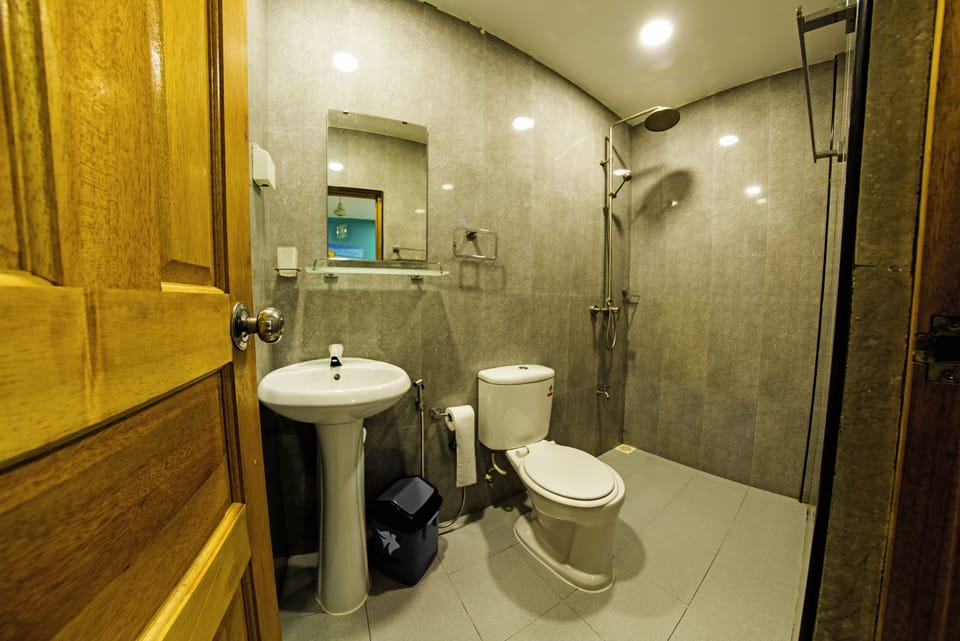 Deluxe Room, 1 King Bed | Bathroom | Shower, free toiletries, towels, soap