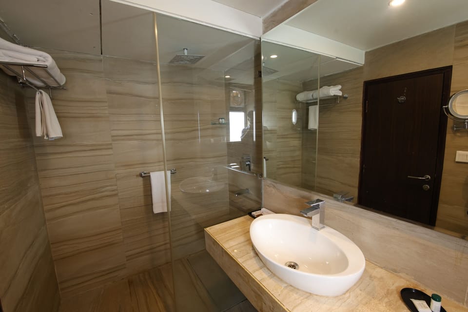 Presidential Suite, Ensuite | Bathroom | Shower, free toiletries, slippers, bidet
