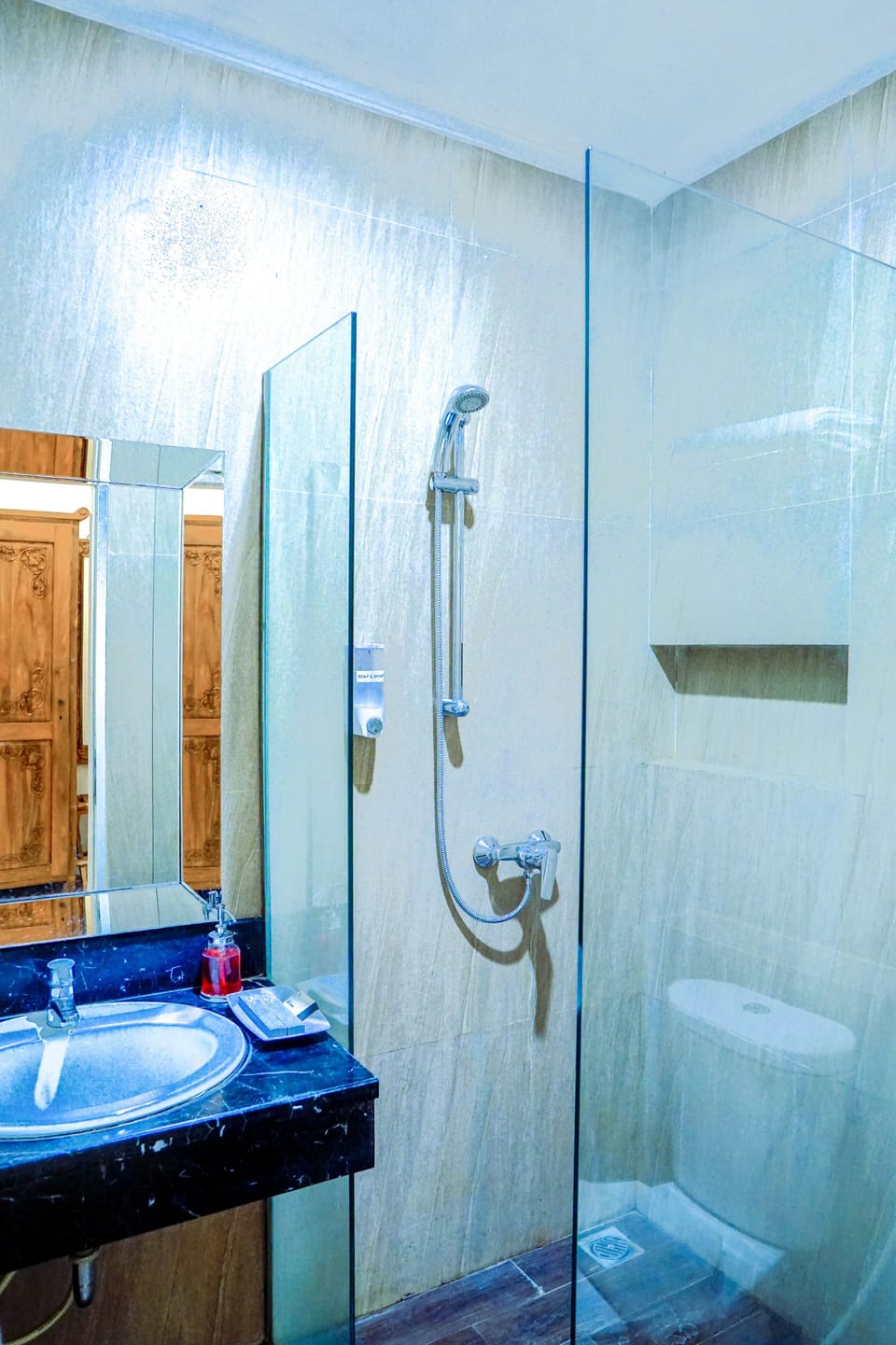 Shower, free toiletries, towels