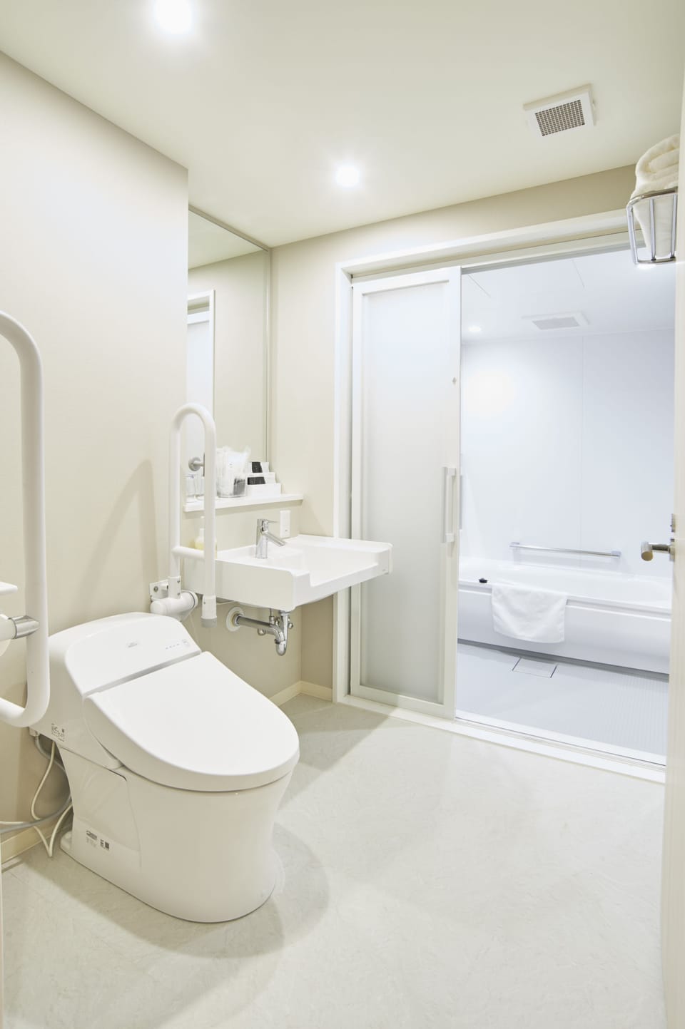 Deluxe Twin Room | Bathroom | Combined shower/tub, free toiletries, hair dryer, slippers