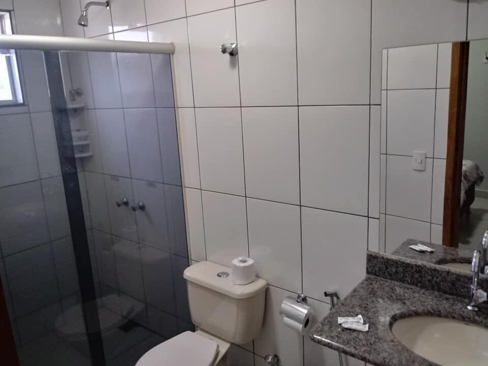 Shower, rainfall showerhead, free toiletries, towels
