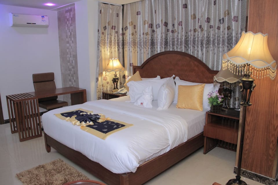 Business Room | Minibar, in-room safe, desk, soundproofing