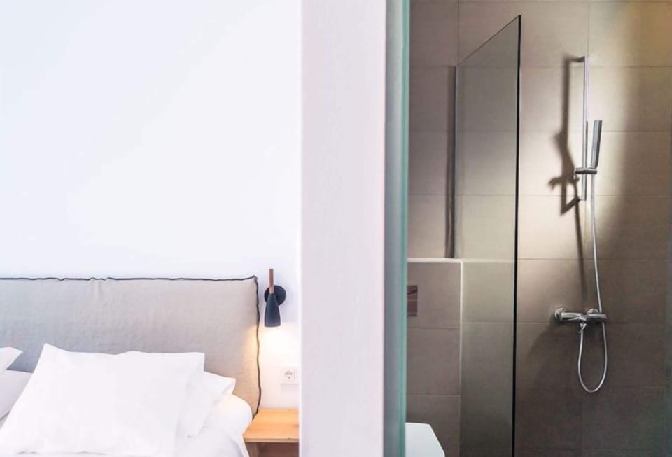 Superior Double Room | Bathroom | Shower, free toiletries, hair dryer, towels